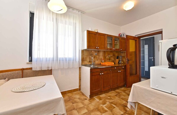 Fridge, oven, stovetop, cookware/dishes/utensils