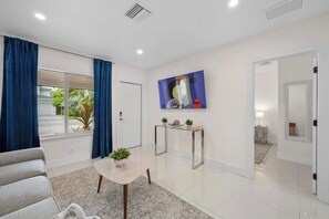 TV - Uhost AI | 1B Getaway | Stylish Space w/ Patio (Fort Lauderdale)