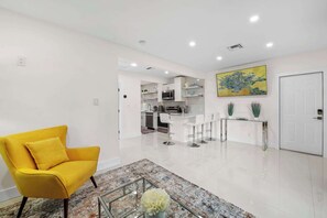 TV - Uhost AI | Stylish 1BR | Cozy Modern Stay w/ Patio (Fort Lauderdale)