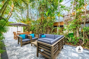 Outdoor dining - Uhost AI | Stylish 1BR | Cozy Modern Stay w/ Patio (Fort Lauderdale)
