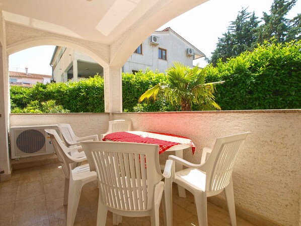 تناول الطعام بالخارج