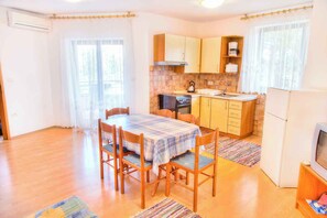 Fridge, oven, stovetop, cookware/dishes/utensils