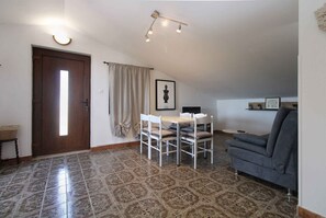 TV - Holiday apartment with balcony near the beach (Fažana)