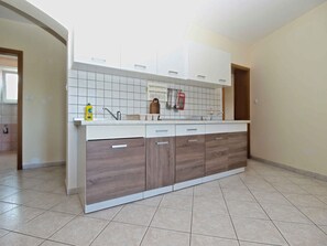 Fridge, oven, stovetop, coffee/tea maker - Holiday apartment with air conditioning (Fažana)