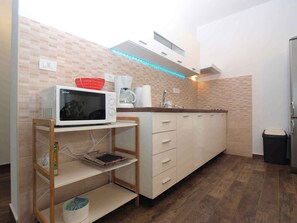 冷蔵庫、電子レンジ、オーブン、コンロ