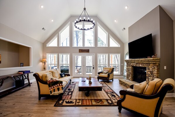 テレビ、暖炉、テーブルサッカー台