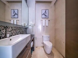 Comfort Double Room, 1 King Bed, Kitchen | Bathroom | Shower, rainfall showerhead, free toiletries, hair dryer