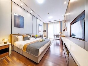 Comfort Double Room, 1 King Bed, Kitchen | Hypo-allergenic bedding, down comforters, individually decorated