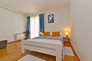 5 bedrooms, WiFi - Villa with swimming pool, playground and garden kitchen (Tinjan)