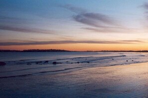 På stranden