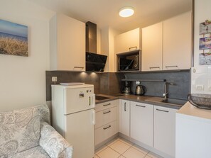 Kühlschrank, Mikrowelle, Ofen, Geschirrspüler