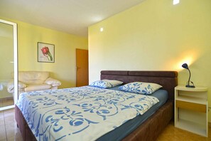 2 bedrooms, travel crib, WiFi