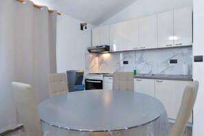 Réfrigérateur, four, plaque de cuisson