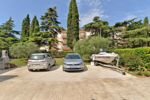 Property grounds - Holiday apartment with air conditioning (Fažana)