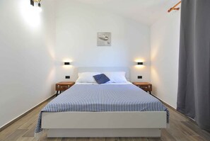 2 habitaciones, tabla de planchar con plancha y cuna de viaje