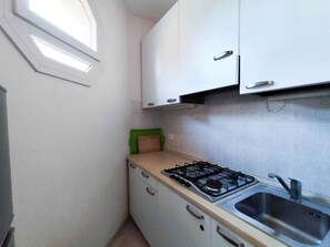 Fridge, stovetop
