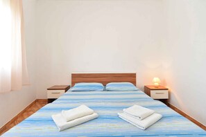 2 bedrooms, iron/ironing board, WiFi