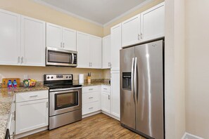 Kjøleskap, mikrobølgeovn, ovn og kokeplater