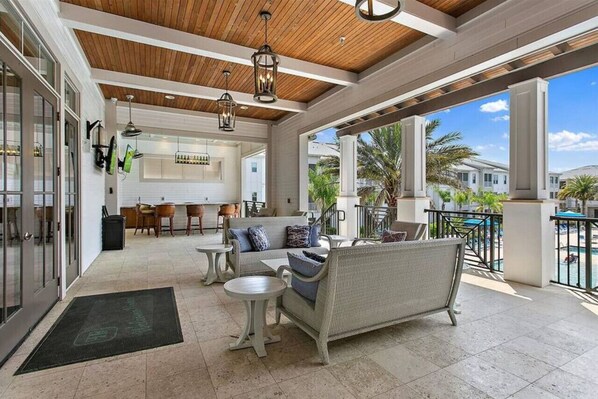 Outdoor dining - Sunshine Haven: 2BR w/Pool, Theater, Gym, Tennis (Jacksonville)