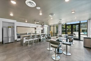 Fridge, microwave, oven, stovetop - Poolside Bliss: Stylish 1BR Unit in Resort Complex (Jacksonville)