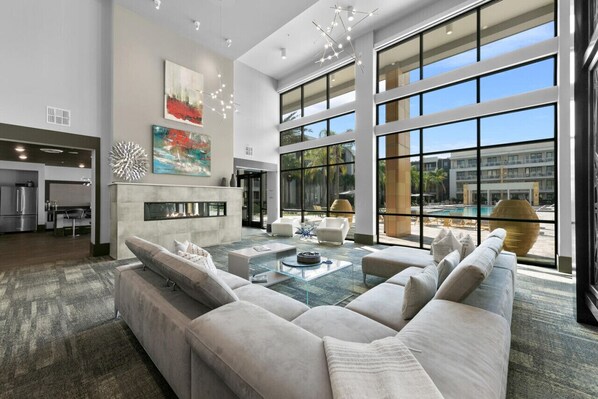 TV, video games, table tennis - Poolside Bliss: Stylish 1BR Unit in Resort Complex (Jacksonville)