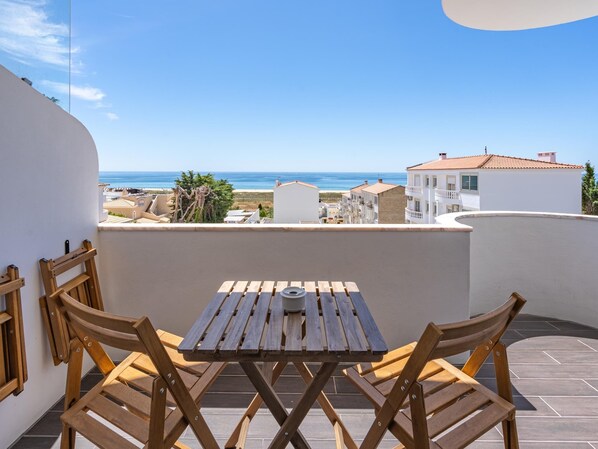 Outdoor dining - Modern retreat by the sea (Lagos)