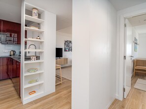 Jääkaappi, mikroaaltouuni, uuni, astianpesukone