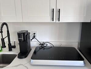 Een koelkast, een microgolfoven, een kookplaat