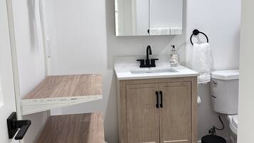 Hiustenkuivaaja, pyyhkeet, saippua, sampoo