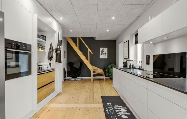 Réfrigérateur, four, lave-vaisselle, cafetiÚre/bouilloire