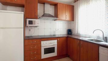 Frigorífico, microondas, horno y placa de cocina