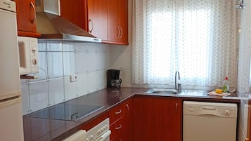 Frigorífico, microondas, horno y placa de cocina