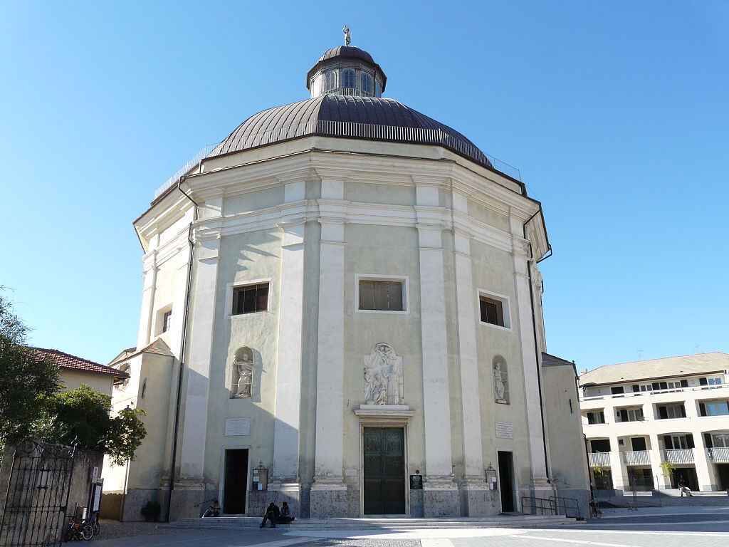 A historical building with a dome, columns, and statues.