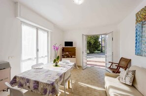 TV, ping pong - Holiday apartment with balcony and pool (Loano)