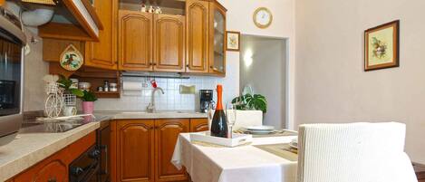 Kühlschrank, Mikrowelle, Ofen, Herdplatte