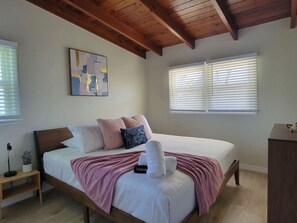 3 chambres, fer et planche à repasser, Wi-Fi, draps fournis