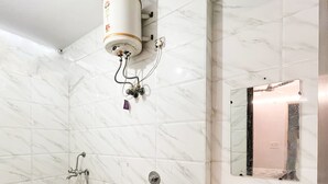 Ein Badezimmer mit Toilette, Waschbecken und Dusche.