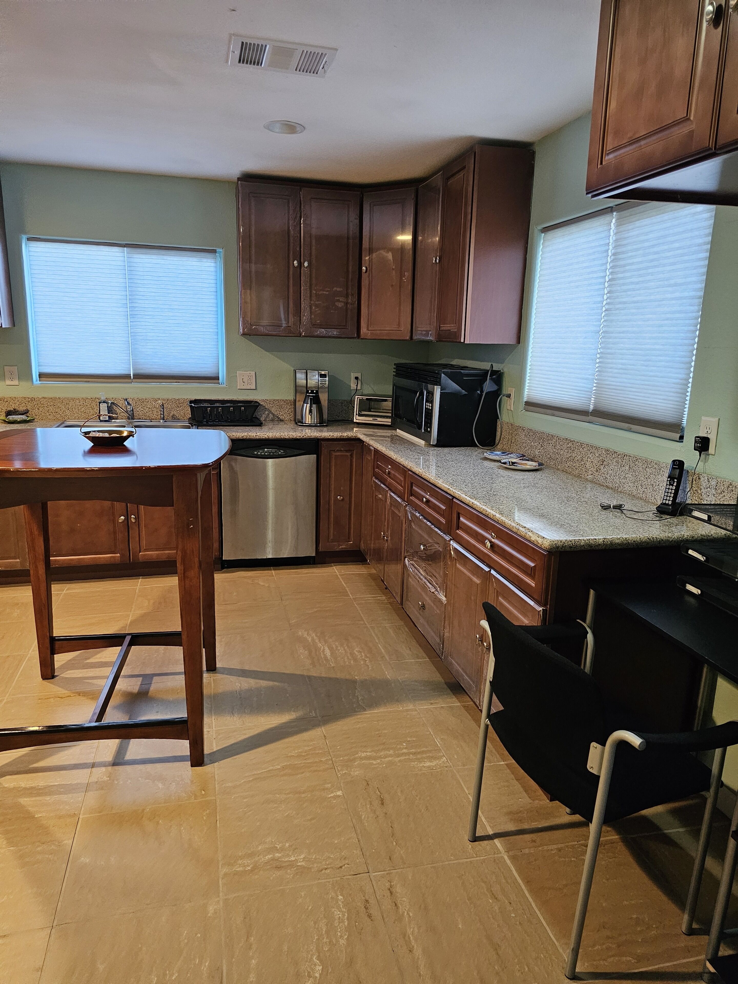 Een koelkast, een magnetron, een kookplaat, een vaatwasser