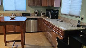 Réfrigérateur, micro-ondes, plaque de cuisson, lave-vaisselle