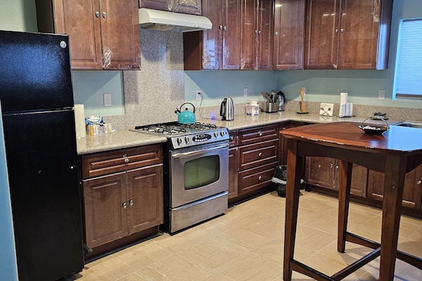 Réfrigérateur, micro-ondes, plaque de cuisson, lave-vaisselle