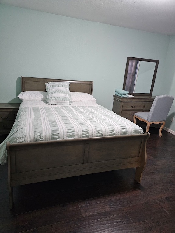 This Is A 4 Bed Room House With 2 Bathroom. Parking Space. Security Cameras . - Bakersfield