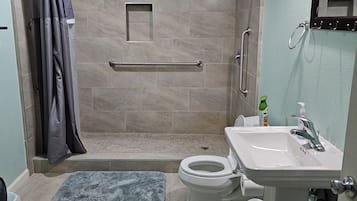 Douche, sĂšche-cheveux, serviettes fournies, savon