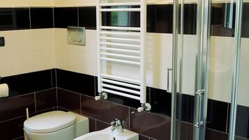 Dusche, Haartrockner, Bidet, Handtücher