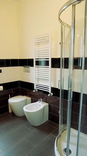 Douche, sèche-cheveux, bidet, serviettes fournies