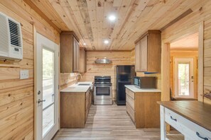 Fridge, microwave, stovetop, coffee/tea maker - Quiet Hemphill Cabin Retreat Near Toledo Bend Lake (Hemphill)