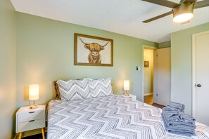3 bedrooms, iron/ironing board, Internet, bed sheets - Serene Roseland Retreat Near Wintergreen Resort! (Roseland)