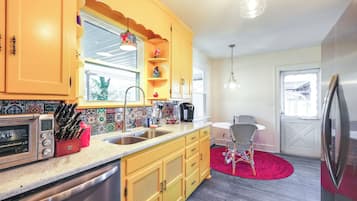Réfrigérateur, micro-ondes, plaque de cuisson, lave-vaisselle
