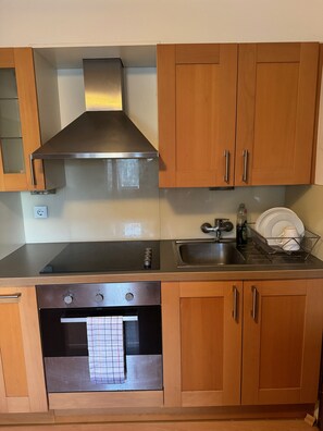 Een koelkast, een microgolfoven, een oven, een kookplaat