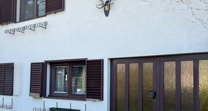 2 Bedrooms, 2 Baths House with a Living Room & an Upstairs Reception rea