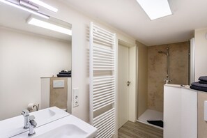 Een douche, gratis toiletartikelen, een haardroger, handdoeken